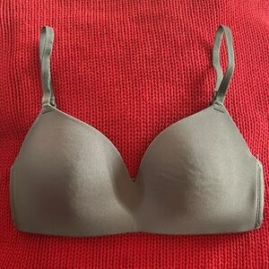 NWOT Juniors SO 32B dark grey bra. Wireless